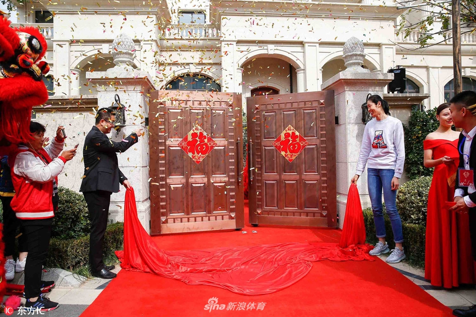 奥运冠军朱婷乔迁新居“燎锅底”