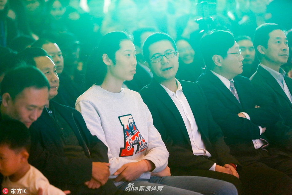 奥运冠军朱婷乔迁新居“燎锅底”