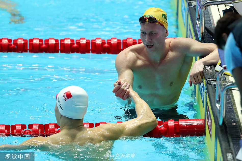 澳大利亚选手与孙杨握手庆祝