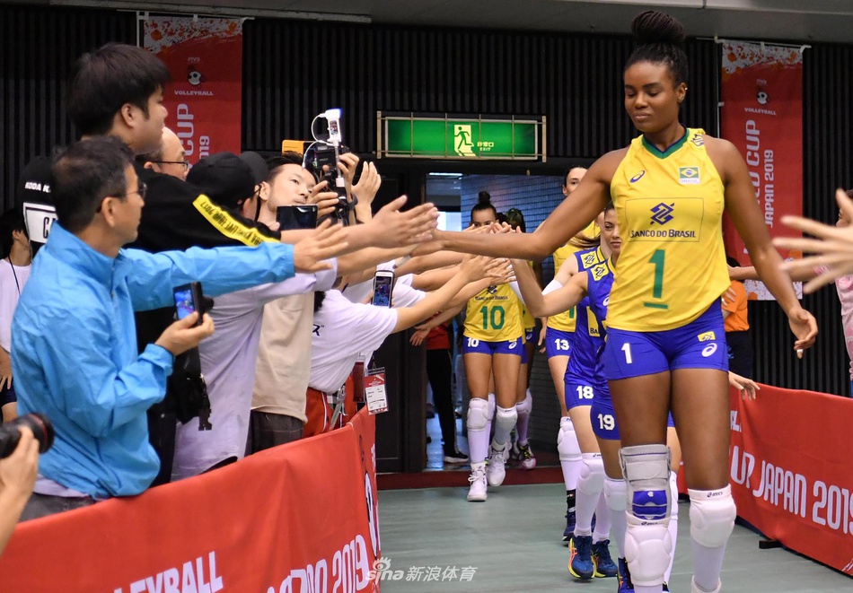 副攻：法比亚娜（巴西）