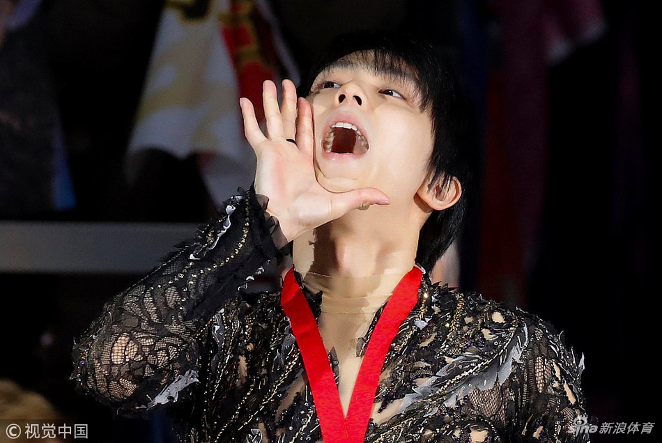 花滑大奖赛羽生结玄夺冠拄拐出席