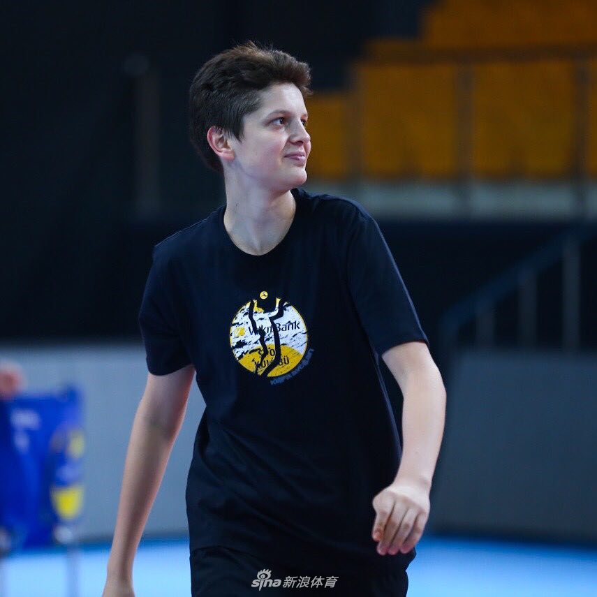 朱婷领衔瓦基弗银行众将训练