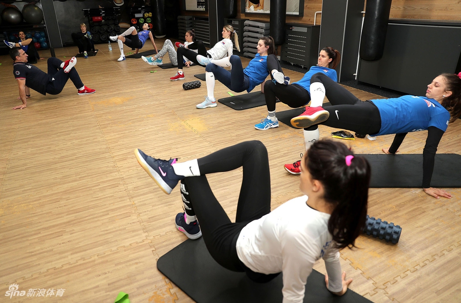 中国女排头敌塞尔维亚队集训