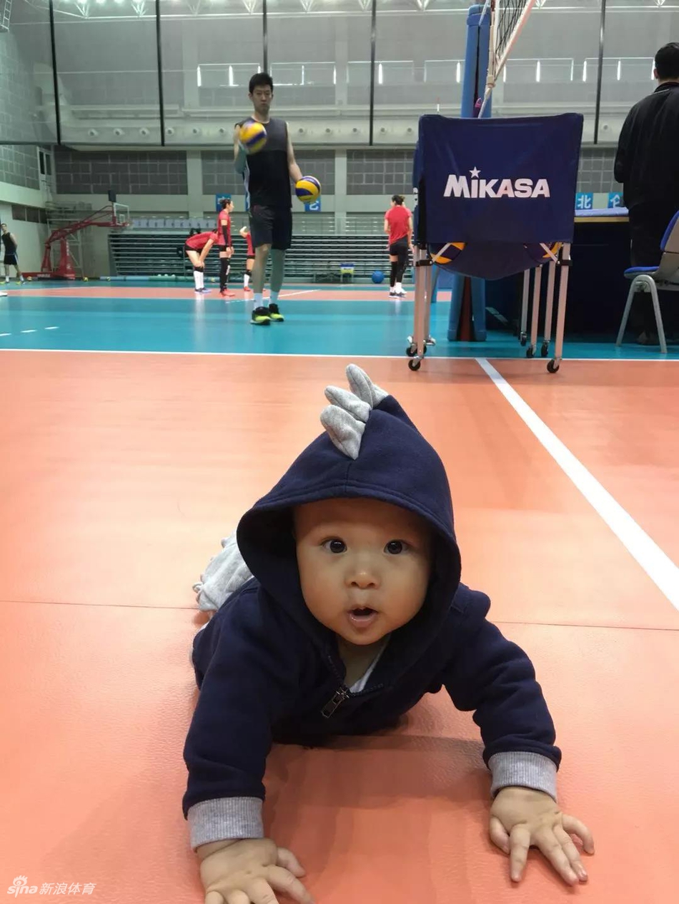 中国女排北仑杀青日萌娃抢镜