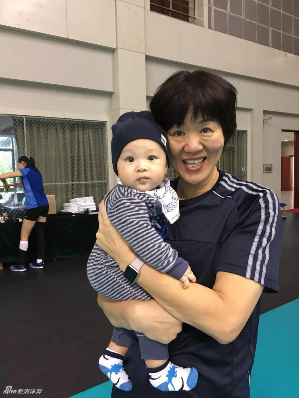 中国女排北仑杀青日萌娃抢镜