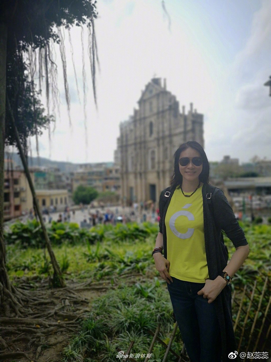 黄金一代赵蕊蕊与功勋老将孙晋芳合影