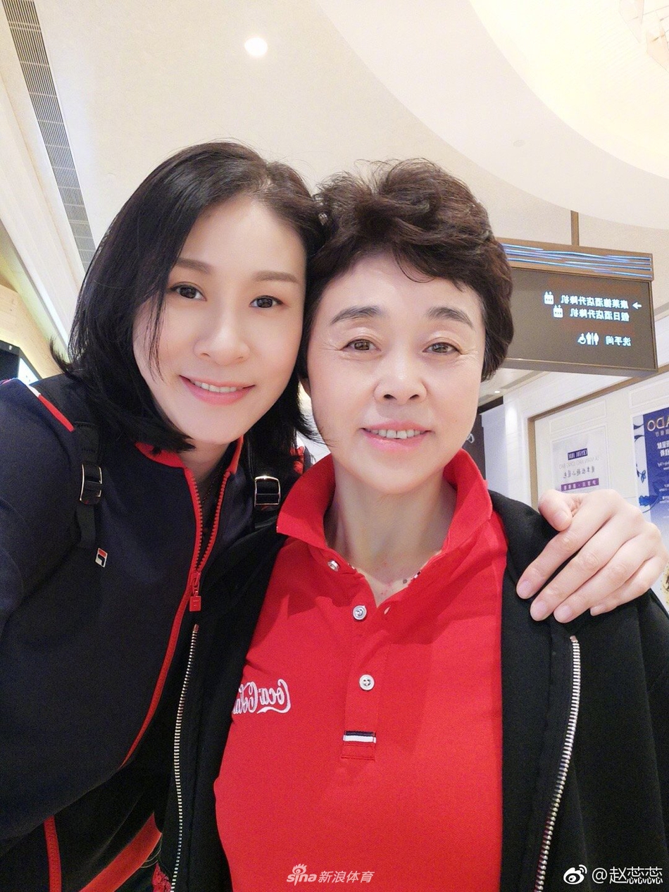 黄金一代赵蕊蕊与功勋老将孙晋芳合影