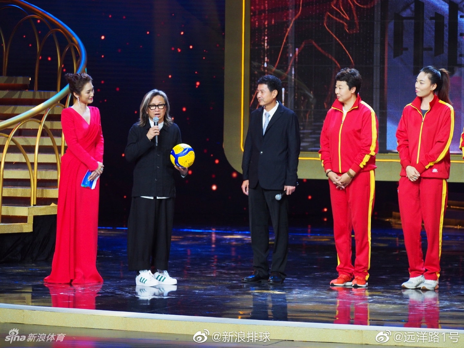 陈可辛与中国女排黄金一代出席活动
