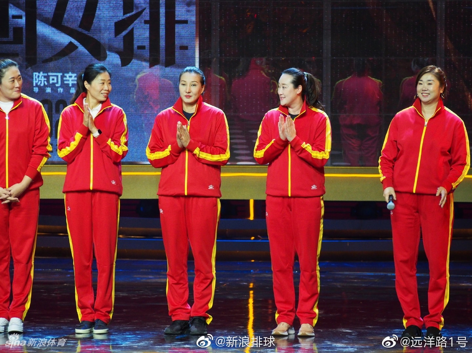 陈可辛与中国女排黄金一代出席活动