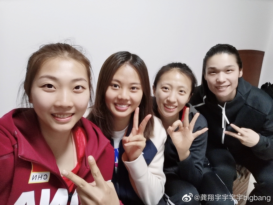 龚翔宇晒女排合影庆23岁生日