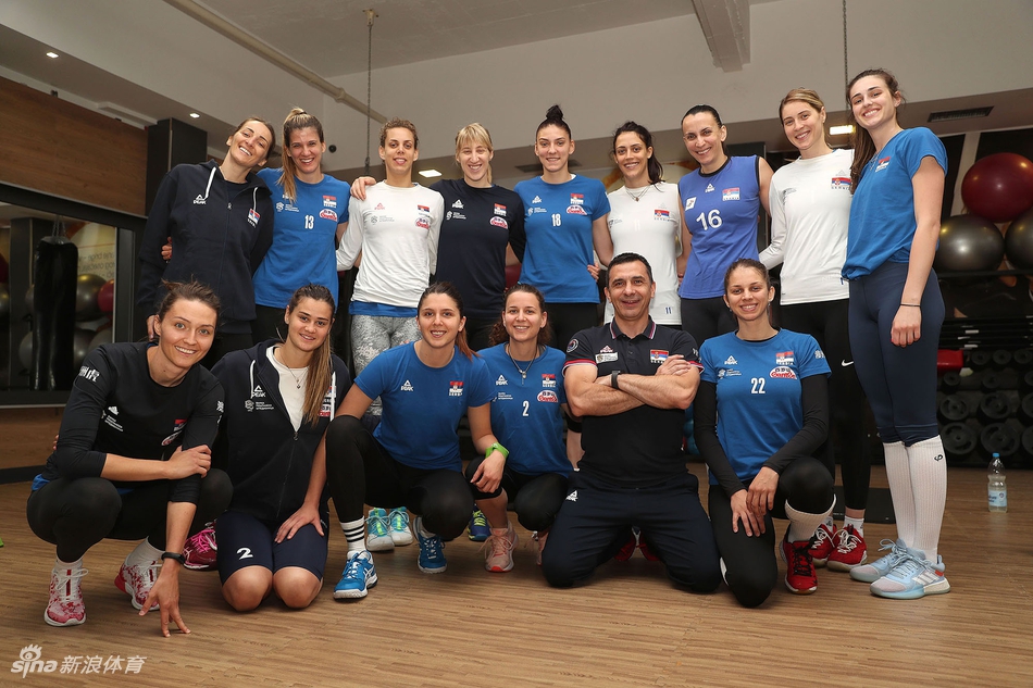 中国女排头敌塞尔维亚队集训