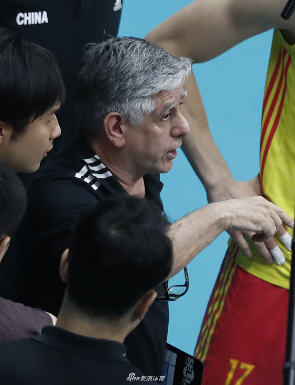 世锦赛中国男排1-3加拿大