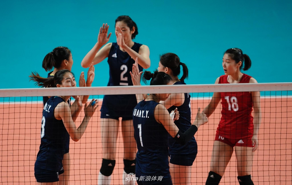 朱婷与队友庆祝