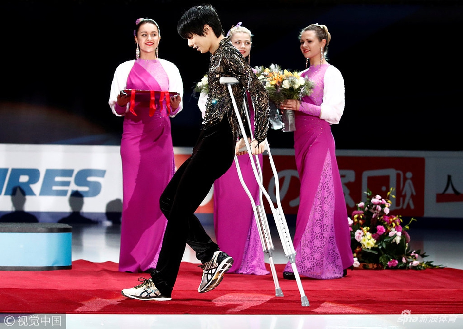 花滑大奖赛羽生结玄夺冠拄拐出席