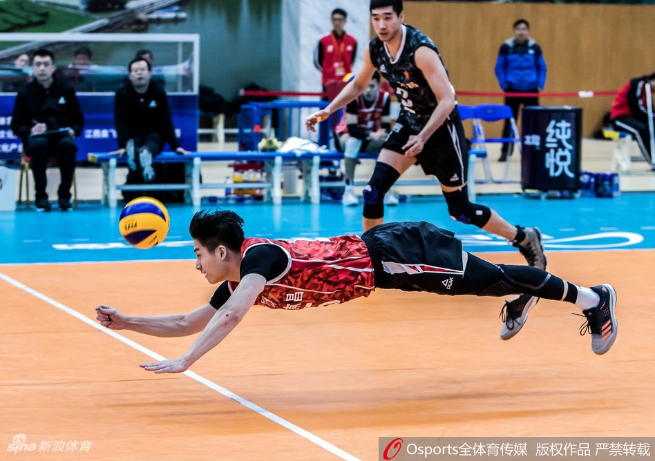 八一男排输球后主帅砸球员泄愤