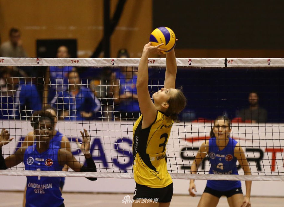 朱婷12分瓦基弗3-0艾登都会