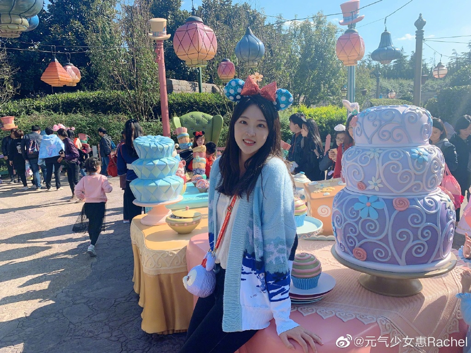 惠若琪与丈夫同游迪士尼恩爱满满