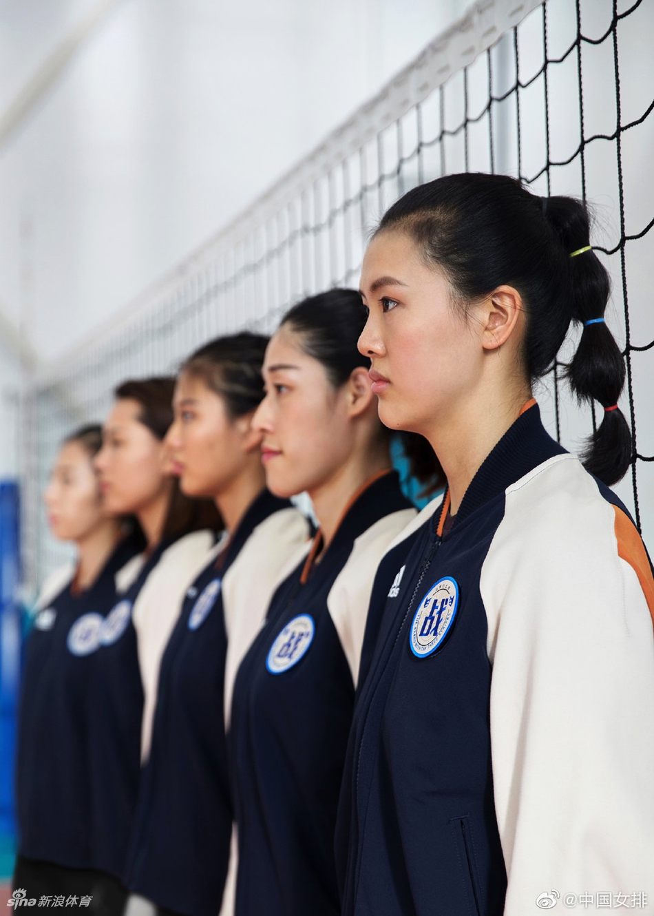 中国女排拍摄广告大秀长腿