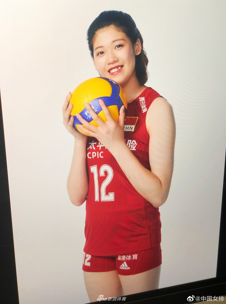 满屏大长腿！中国女排拍摄定妆照