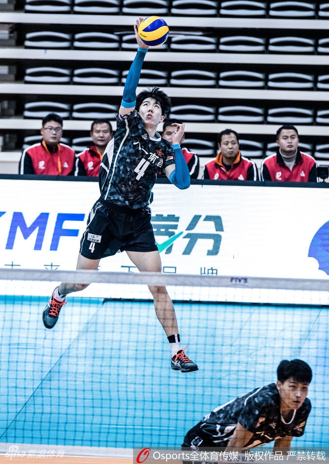 八一男排输球后主帅砸球员泄愤