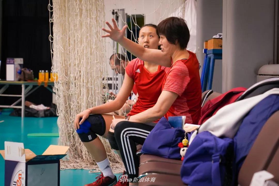 郎平回归中国女排监督队员集训