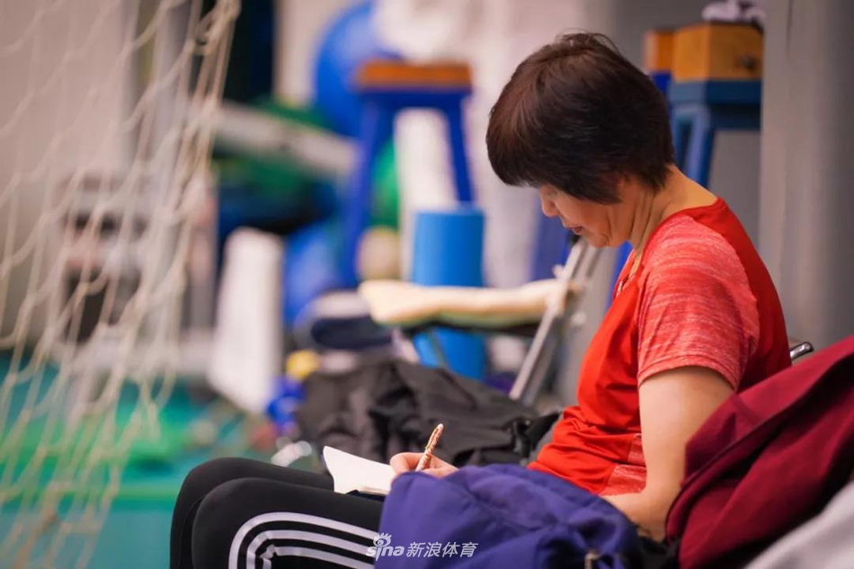 郎平回归中国女排监督队员集训