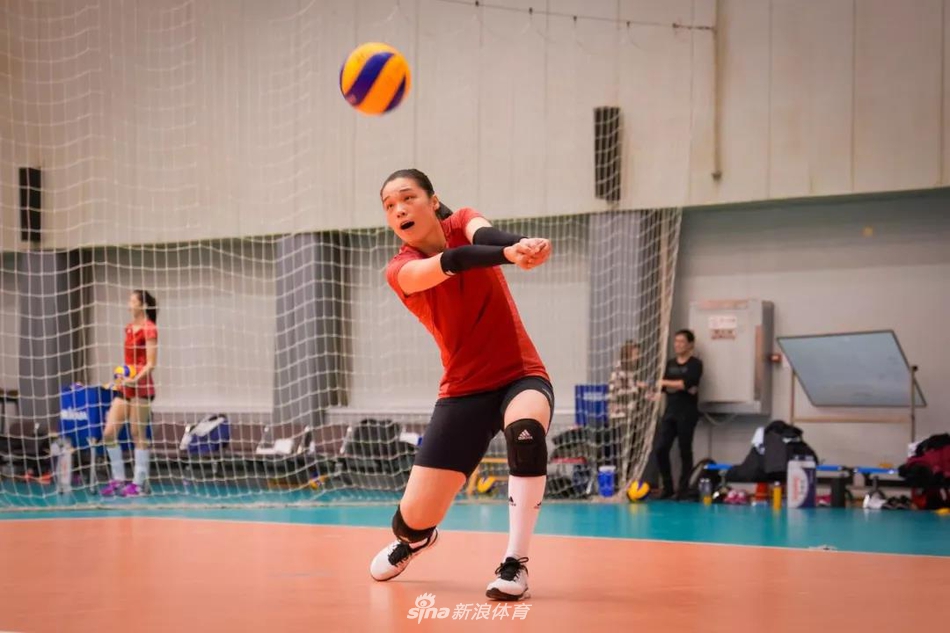 郎平回归中国女排监督队员集训