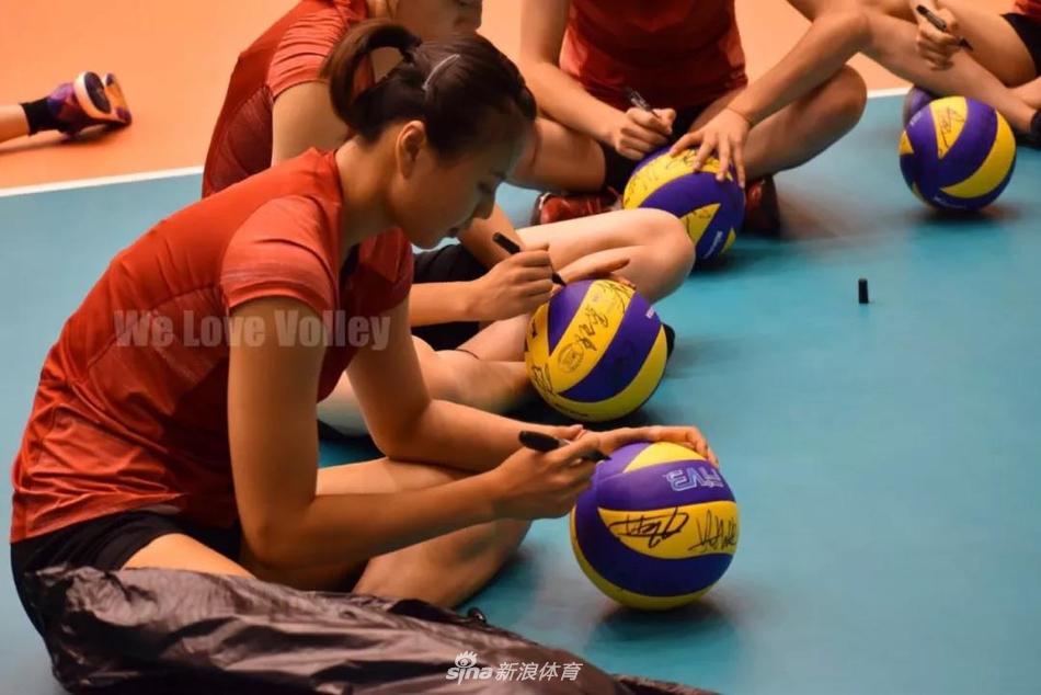 备战世锦赛中国女排北京开练