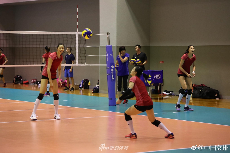 中国女排训练备战朱婷笑靥如花