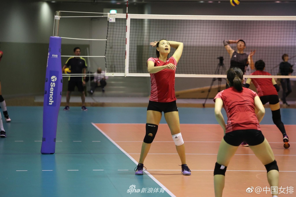 中国女排训练备战朱婷笑靥如花