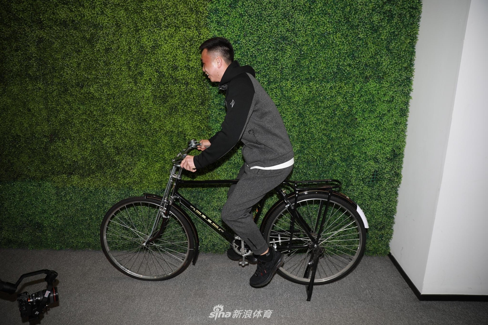 新科世界拳王徐灿做客新浪体育