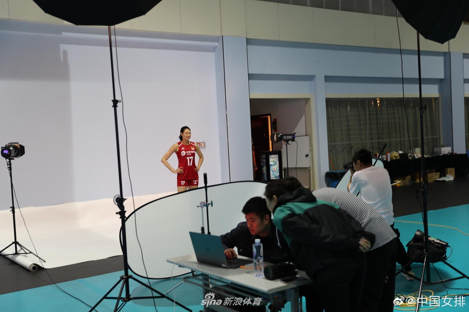 满屏大长腿！中国女排拍摄定妆照