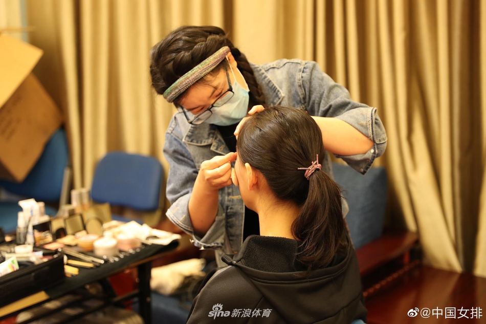 满屏大长腿！中国女排拍摄定妆照