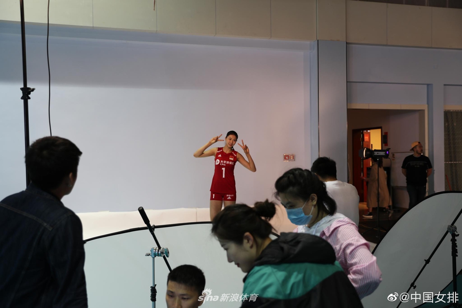 满屏大长腿！中国女排拍摄定妆照
