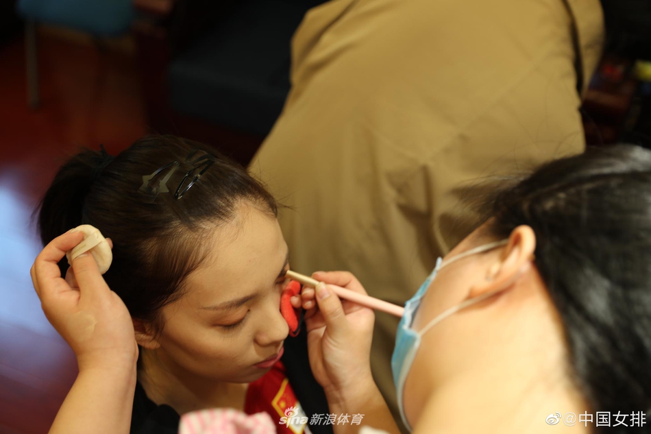 满屏大长腿！中国女排拍摄定妆照
