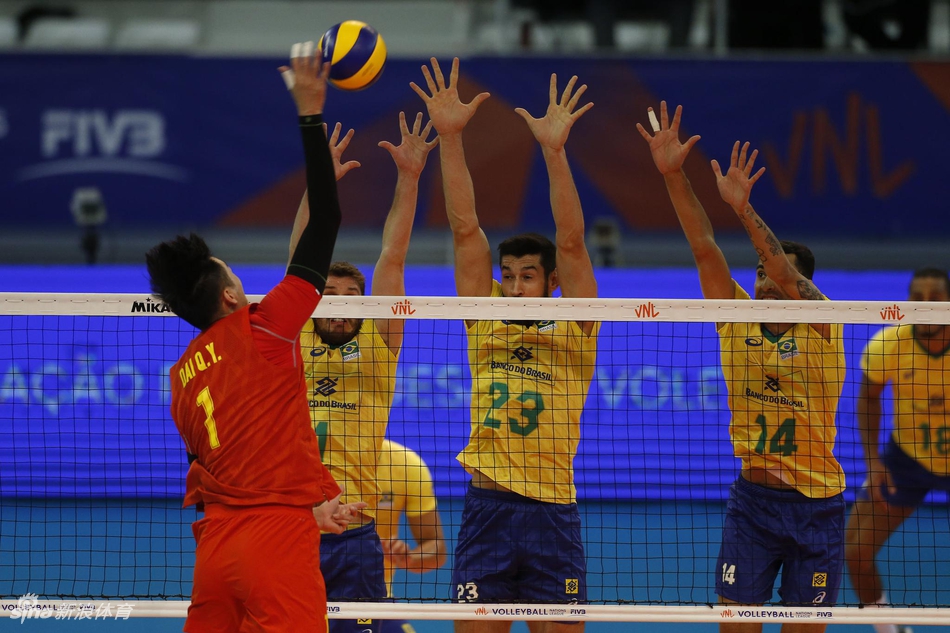 世联中国男排0-3不敌巴西队