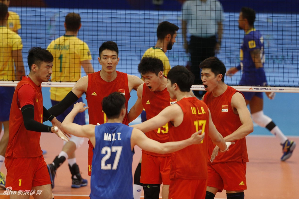 世联中国男排0-3不敌巴西队
