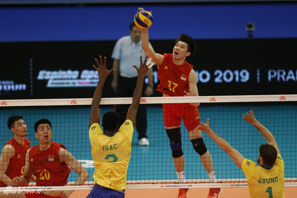 世联中国男排0-3不敌巴西队