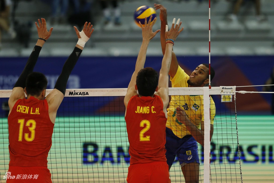 世联中国男排0-3不敌巴西队