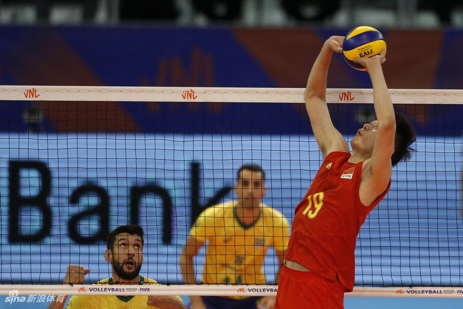 世联中国男排0-3不敌巴西队