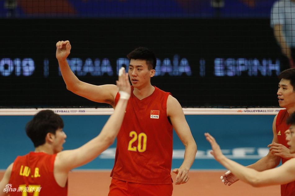 世联中国男排0-3不敌巴西队