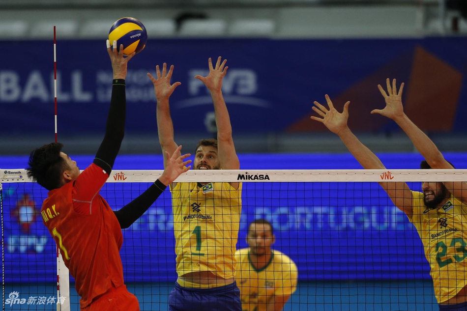 世联中国男排0-3不敌巴西队