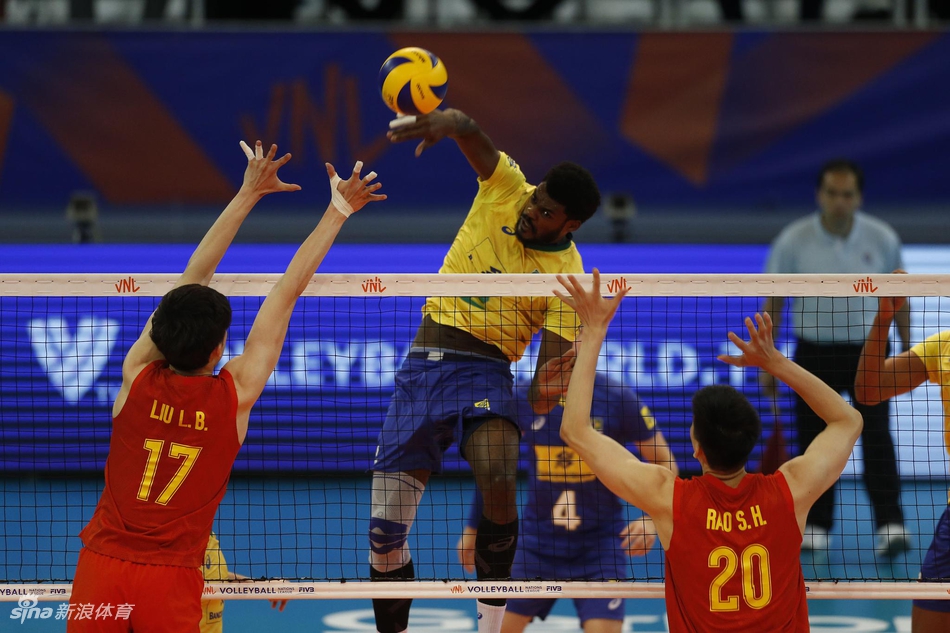 世联中国男排0-3不敌巴西队
