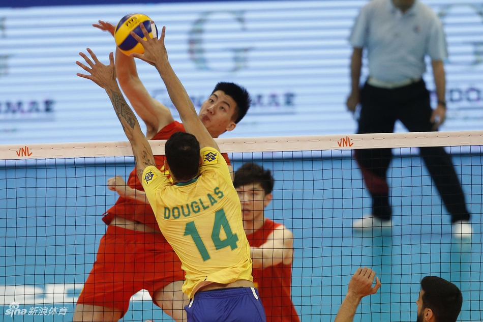 世联中国男排0-3不敌巴西队
