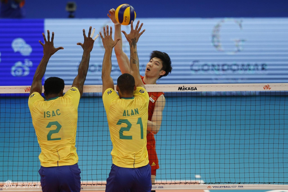 世联中国男排0-3不敌巴西队