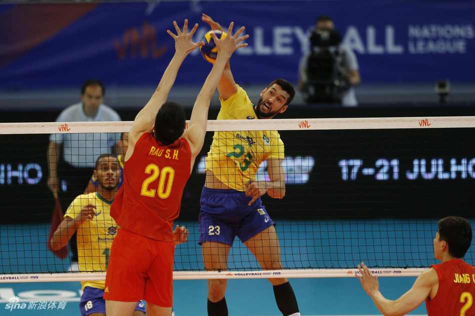 世联中国男排0-3不敌巴西队