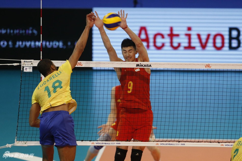 世联中国男排0-3不敌巴西队