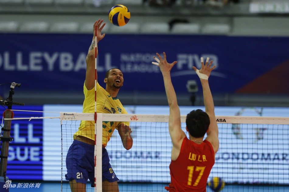 世联中国男排0-3不敌巴西队