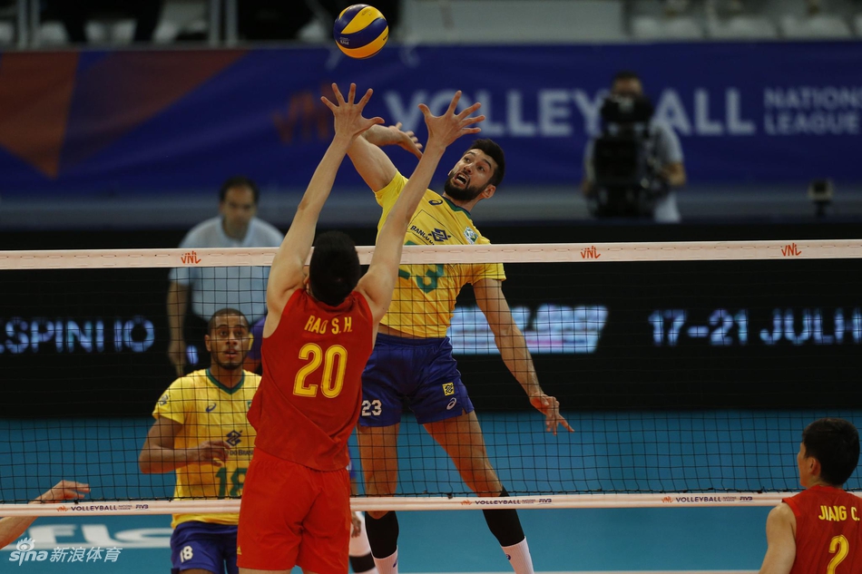 世联中国男排0-3不敌巴西队