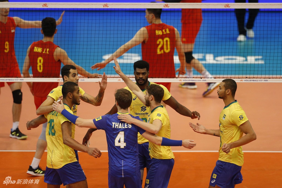 世联中国男排0-3不敌巴西队